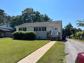 Building Photo - 502 New River Dr
