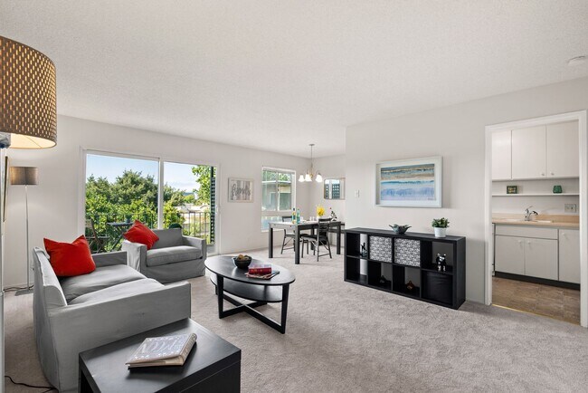 Building Photo - Top floor sunny woodlake two bedroom