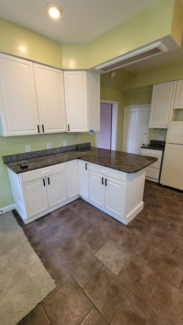 Building Photo - Gorgeous Renovated 5 Bedroom with Tons of ...