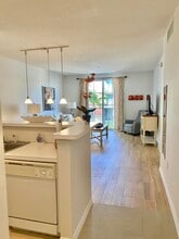 Building Photo - 720 S Sapodilla Ave