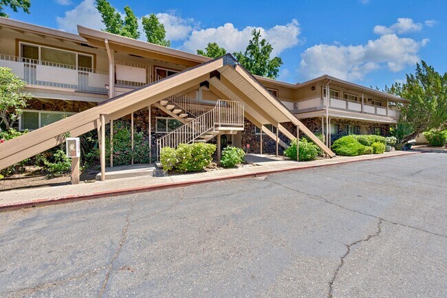 Building Photo - Renovated 2 Bedroom Condo Located on the F...