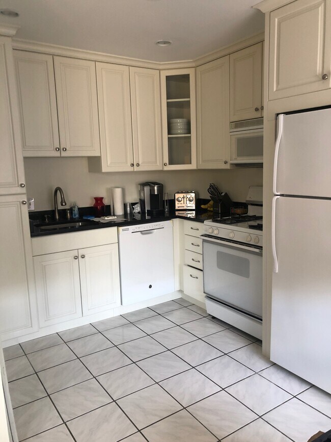 new kitchen cabinets - 646 Robinwood Dr