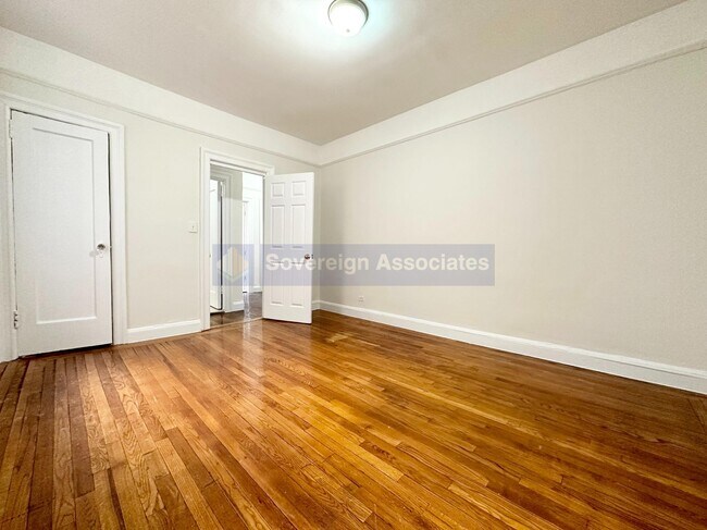 Foto del edificio - 2978 E 196th St