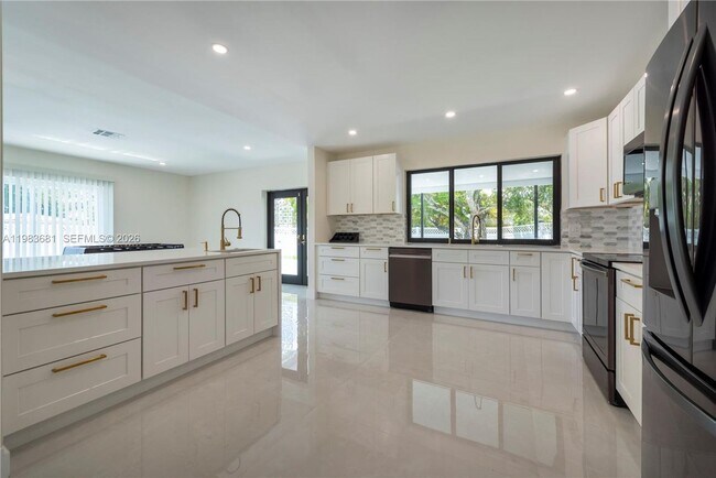 Foto del edificio - 4700 McKinley St