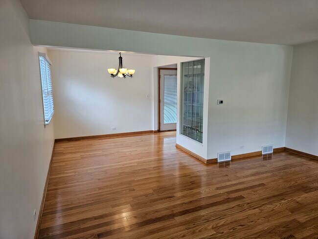 Building Photo - 1S481 Leahy Rd