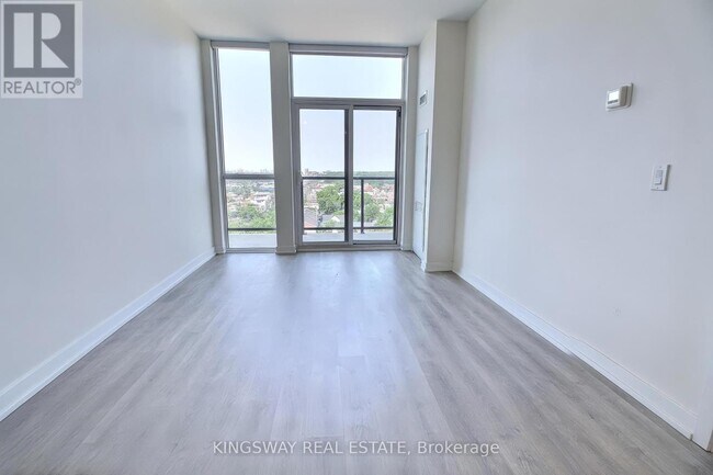 Photo du bâtiment - 2300-2300 St Clair Ave W