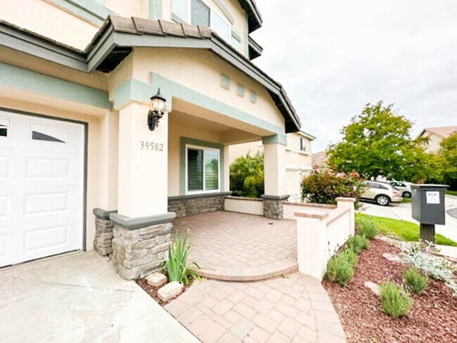 Foto del edificio - **STUNNING** 8 BEDROOM SOLAR HOME IN GATED...