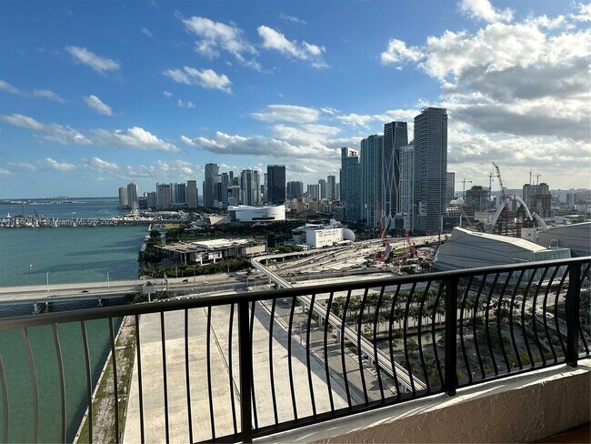 Foto del edificio - 555 NE 15th St