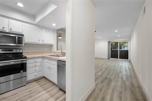 Foto del edificio - "Charming 1-Bedroom Furnished Retreat with...