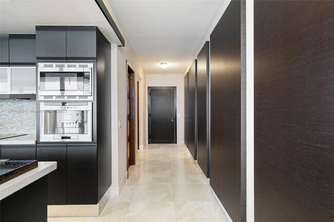 Foto del edificio - 5875 Collins Ave