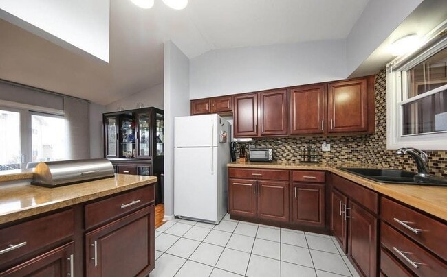 Building Photo - 1335 Gifford Ct