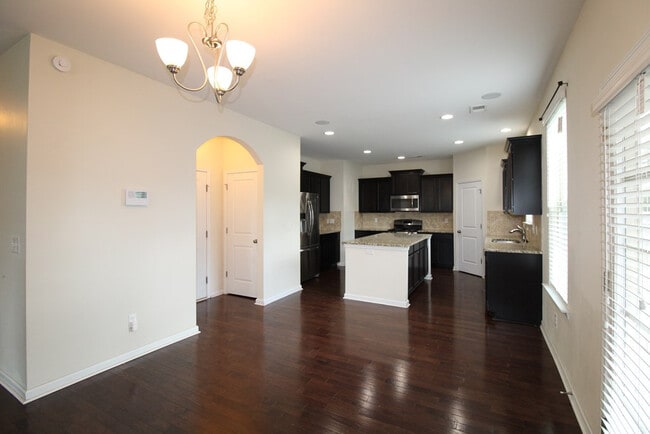 Building Photo - 870 Cormier Dr
