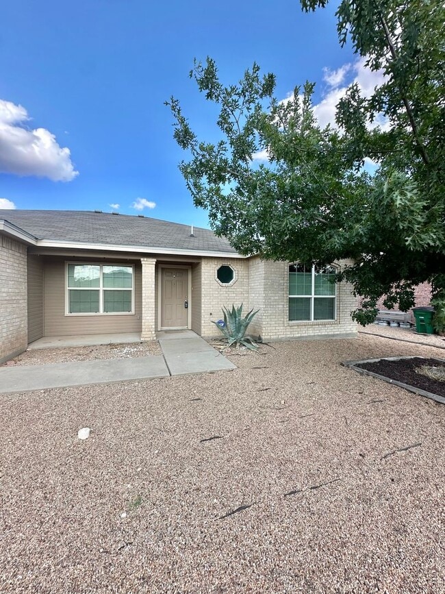 Building Photo - COMING AUGUST 2026 - 5 Bedroom Home in PaulAnn Neighborhood!
