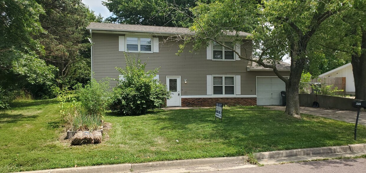Foto principal - 3 bd, 2 ba house N cental Columbia, near V...