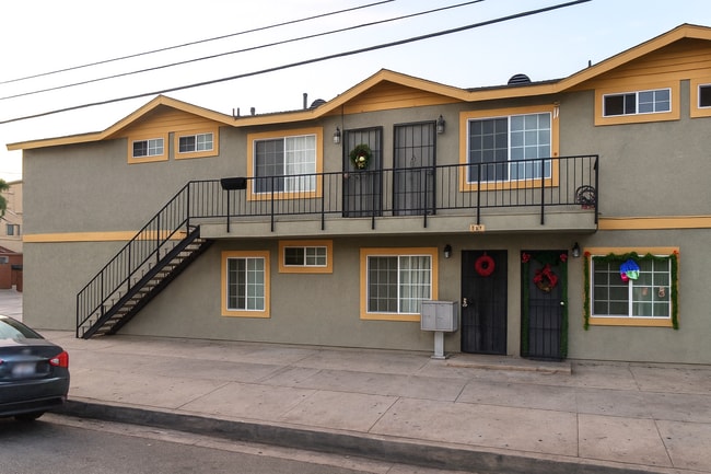 Bright & Spacious Upper Unit with 3 Bedroom, 2 Bath and assigned Parking space - Bright & Spacious Upper Unit with 3 Bedroom, 2 Bath and assigned Parking space Apartment