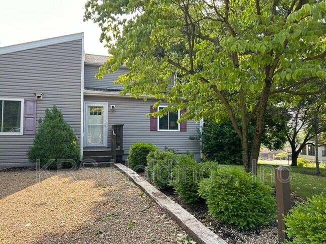 Building Photo - 2030 Hawksbill Rd