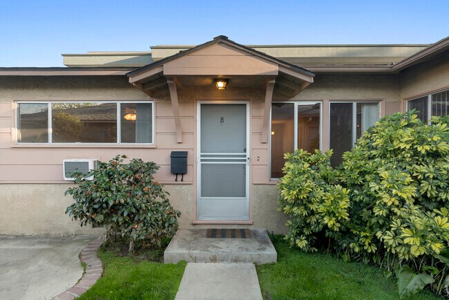 Building Photo - 139 N Beachwood Dr
