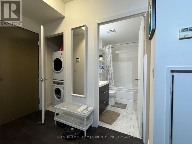 Building Photo - 199 Richmond St W