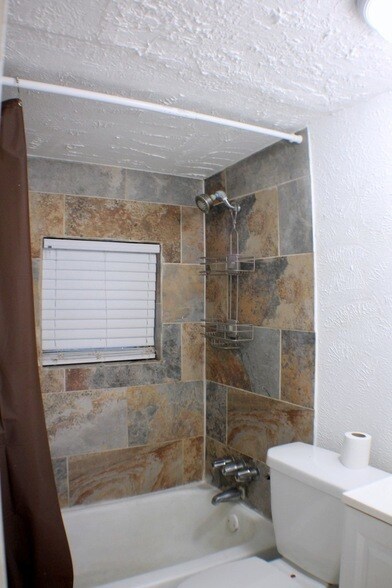 Building Photo - 506 N Wayside Dr