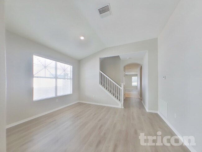 Foto del edificio - 1036 Napolean Way