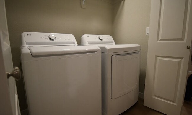 Washer/Dryer - 5101 Holly St