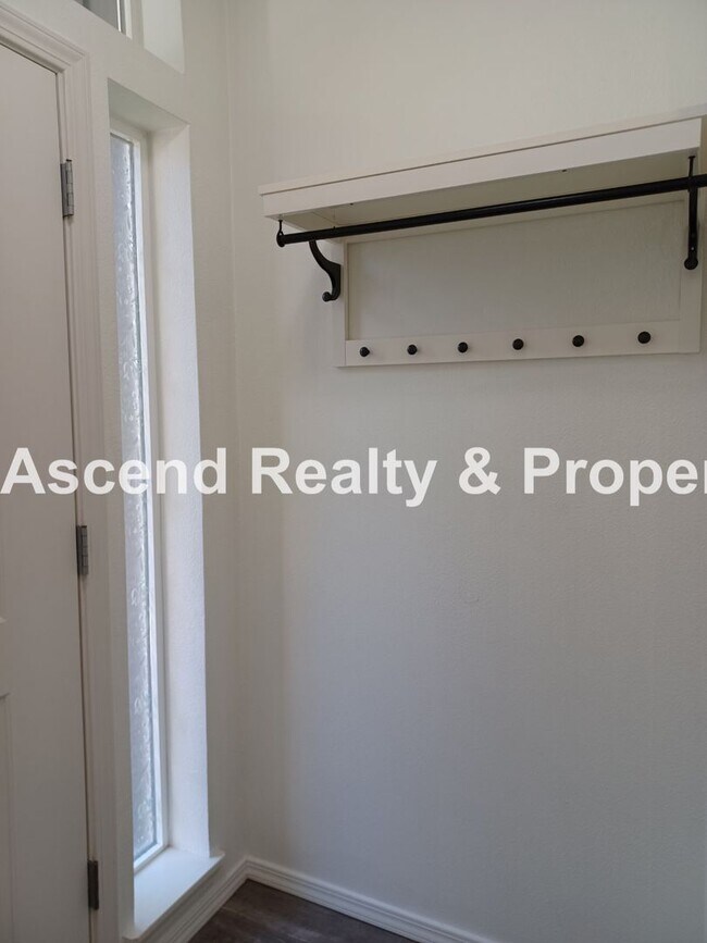 Building Photo - 3 Bed Townhome 1 Car Garage Backs to Greenspace Close to Parks, Intel, Nike, Columbia Sportswear