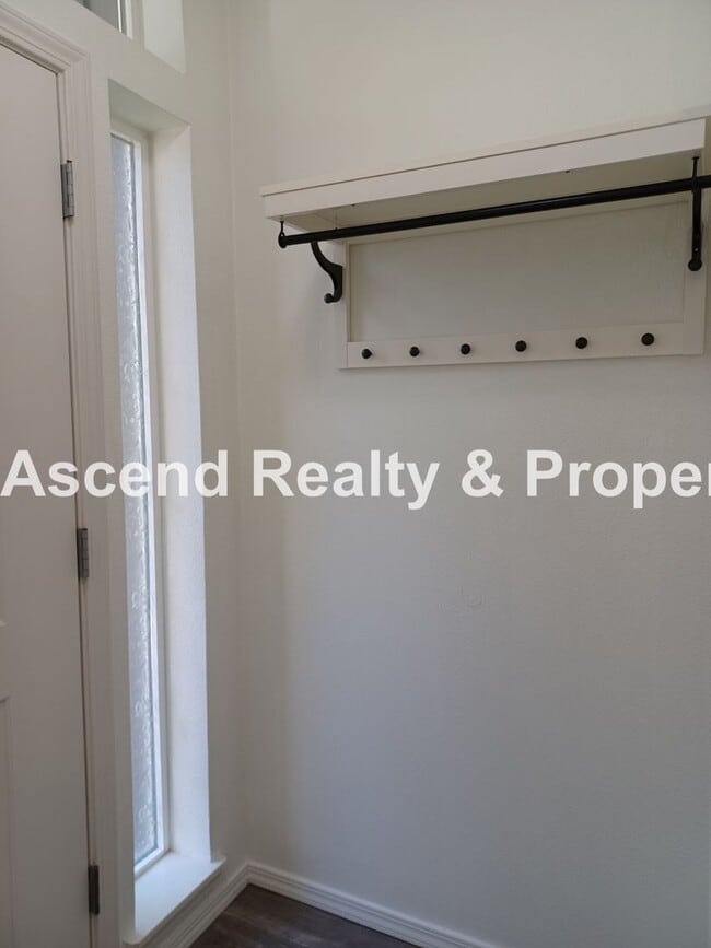 Foto del edificio - Available NOW! 3 Bed Townhome 1 Car Garage...