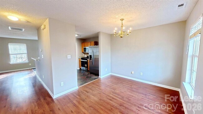 Foto del edificio - 15413 De Havilland Dr