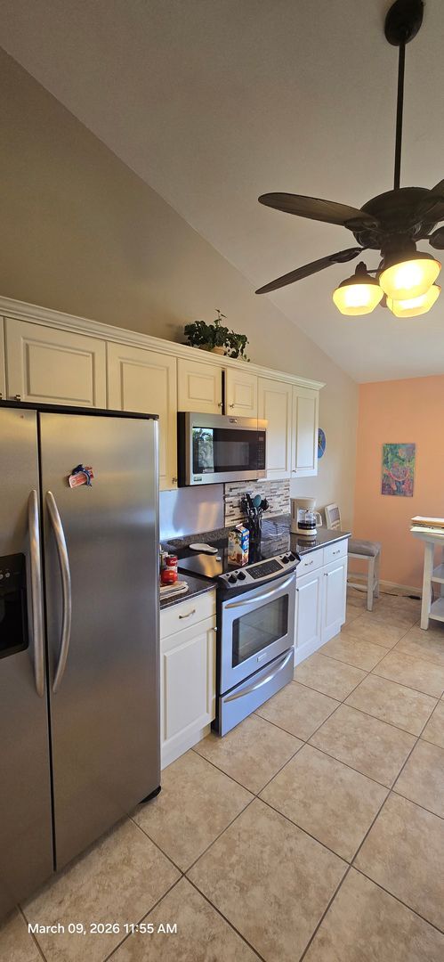Foto del edificio - Welcome to **Caloosa Yacht & Racquet Club**, one of Fort Myers’ most desirable **gated waterfront...