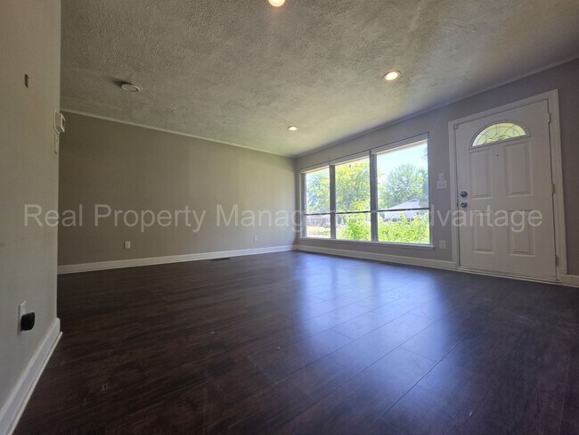 Foto del edificio - Updates Everywhere! 2/3 Bedrooms in Oak Park