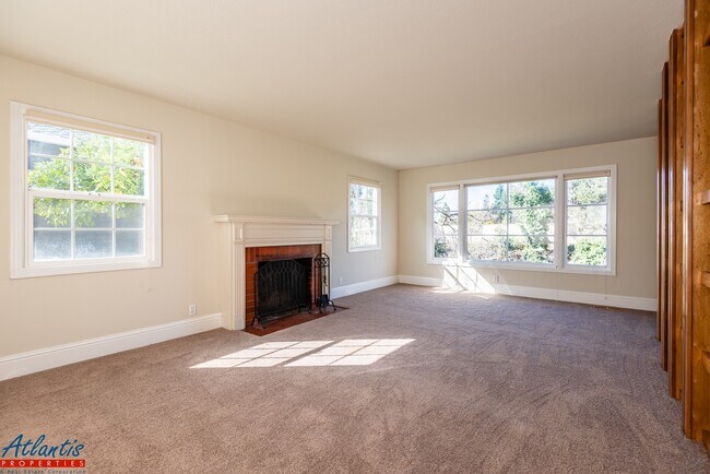 Building Photo - 823 Riverside Dr