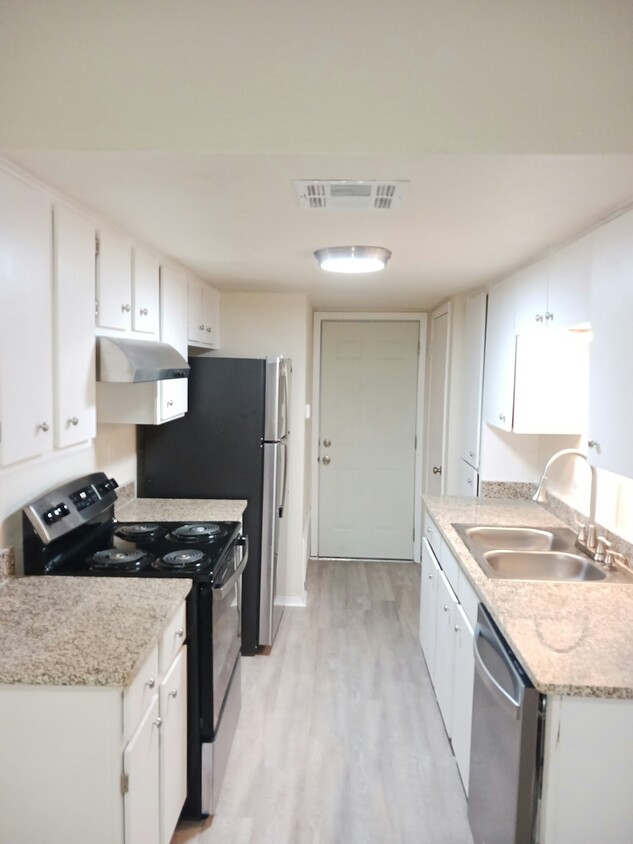 Foto principal - 801 Betsy Ross Dr