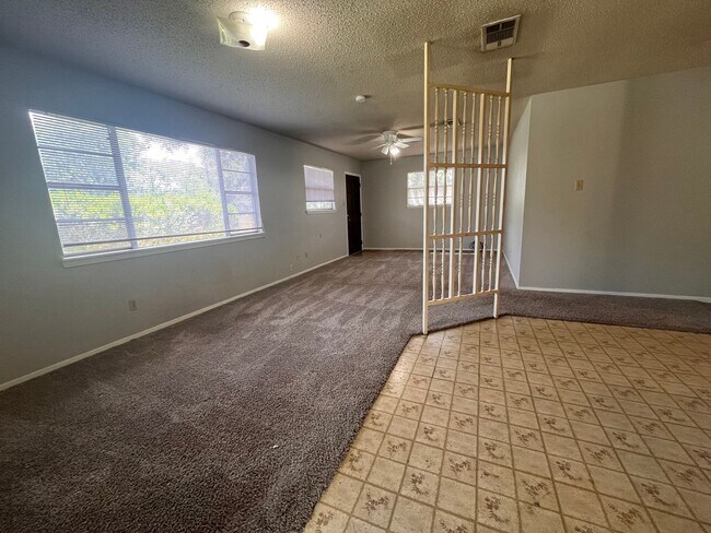 Building Photo - 900/ 902 Hazelton