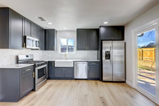 Building Photo - 511 Arbor Ln