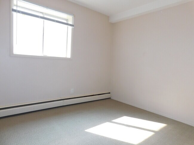 Building Photo - 322-326 6 Ave NE