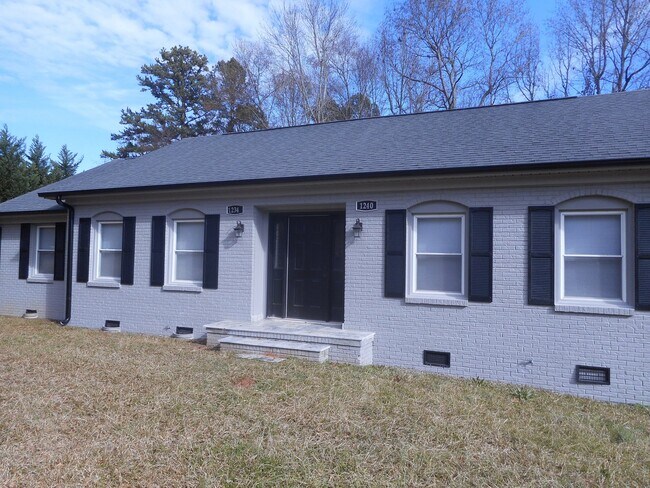 Building Photo - 2 Bedroom Brick Duplex in Prime Location w...