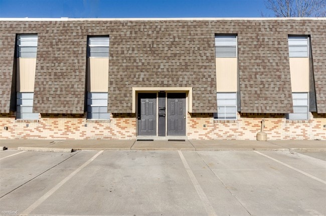 Building Photo - 2 br, 1 bath Townhome - 1416 South Dr.