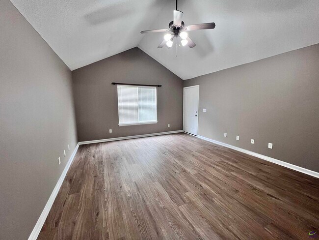 Building Photo - 221 Deer Track Ct