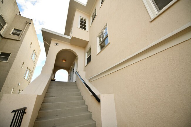 Foto del edificio - 747 Warfield Ave