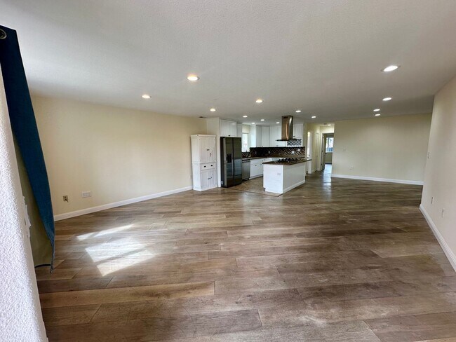 Foto del edificio - Stunning 5 Bedroom 3.5 Bath with Swimming ...