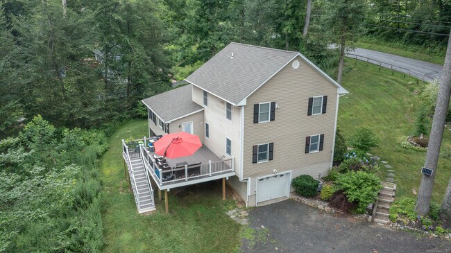Building Photo - 8 Deer Run Rd