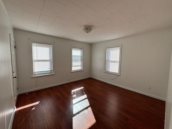 Building Photo - 20 Perry Ave