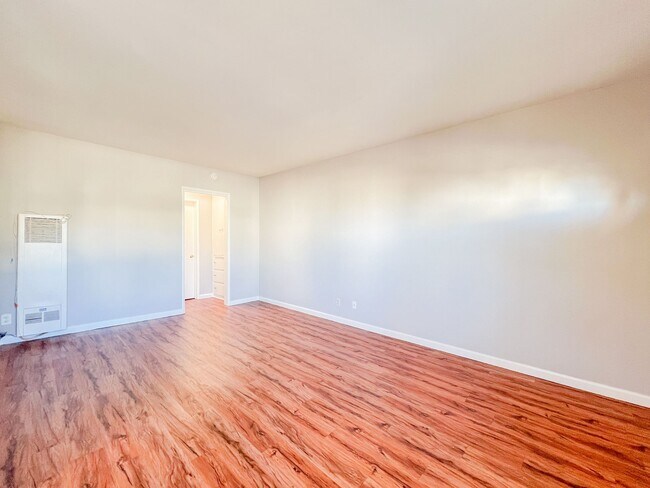 Foto del edificio - 4640 E 4th St