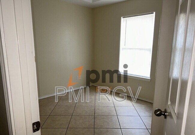 Foto del edificio - 215 W Albatross Ave