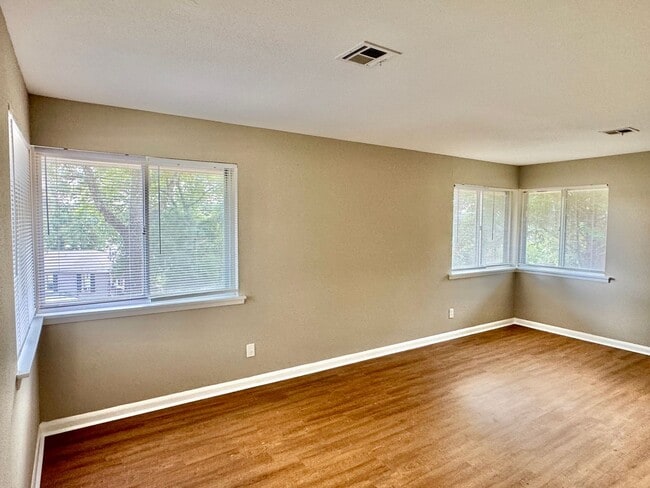 Building Photo - Hello Sunny 3 Bedroom / 1 Bathroom in Mont...