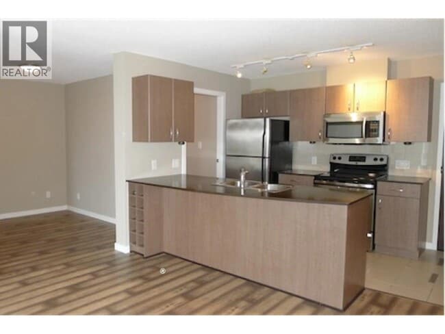 Building Photo - 610 Granville St