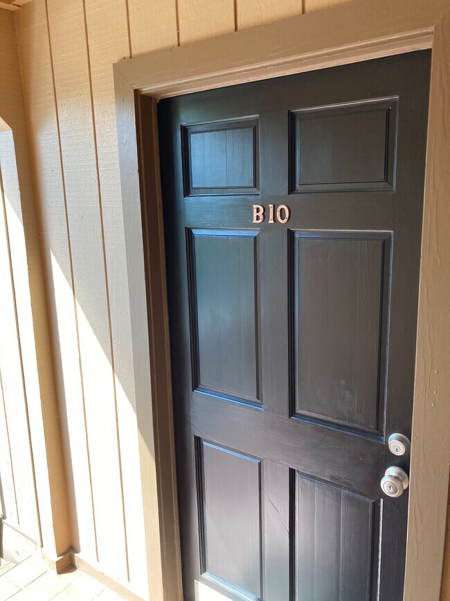 Puerta principal con porche privado - 501 44th Ave N