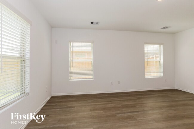 Building Photo - 838 Deerhurst Ln