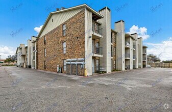 Building Photo - 9520 Royal Ln