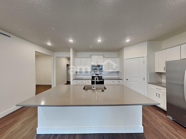 Building Photo - 3100 N Vigo Ave